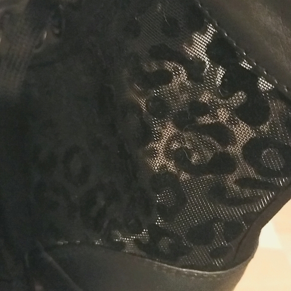 High top sneakers. - Picture 5 of 5